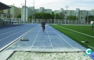 Entrenamiento del atleta del Club de Atletismo Bahía de Cádiz, Alberto Martínez de Morentín.