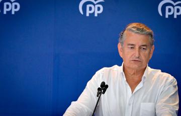 El coordinador nacional de Interior y Emergencias del PP durante la rueda de prensa en la sede de la formación en Cádiz