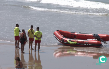 Socorristas junto a su zodiac vigilan desde la orilla en una imagen de este miércoles en la capital gaditana 