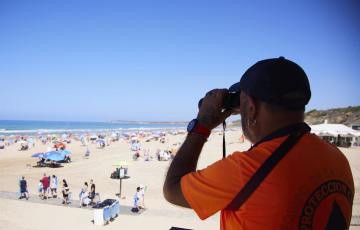 Un vigilante observa en la zona del litoral conileño en una imagen de archivo