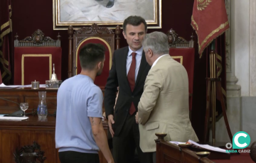 El alcalde dialoga con los portavoces de la oposición antes de la sesión plenaria de este viernes