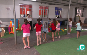 Una monitora dirige a su grupo en una de las actividades impartidas durante la jornada