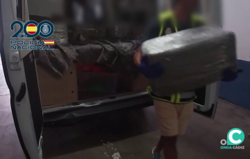 Agentes descargando la droga que portaba el vehículo