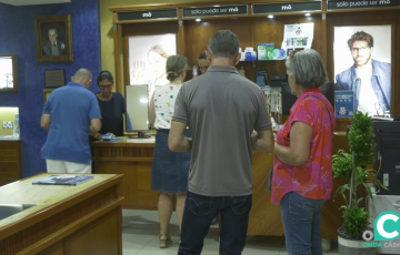 Clientes en un establecimiento del centro de la ciudad