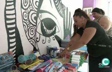 Miembros de la asociación clasificando el material escolar recogido