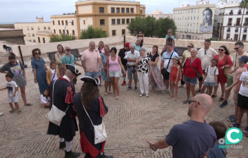 Los personajes intervienen ante el público en la parte superior del monumento este viernes