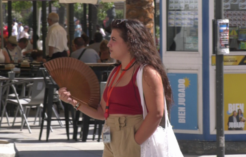 Un mujer se abanica en el centro de la capital gaditana