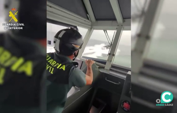 El patrullero de la Benemérita en plena acción tras la lancha a la que acabaría alcanzando finalmente