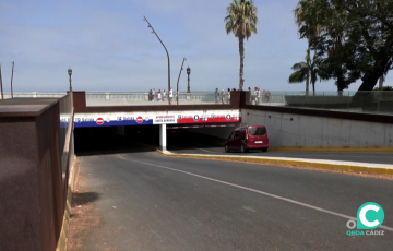 Vehículo accediendo al estacionamiento del casco histórico
