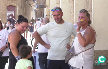 Una familia se protege de las altas temperaturas en el centro de la capital gaditana