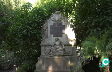 El dedicado a la gaditana María del Carmen Angoloti y Mesa en pleno parque Genovés