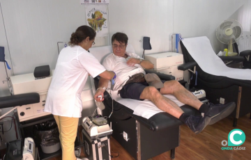 Un donante es atendido por una enfermera en uno de los centros de la capital gaditana