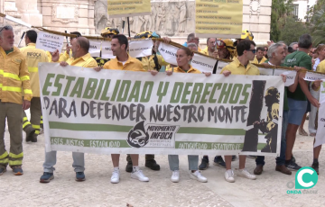 Pancarta durante la concentración de este miércoles en la capital gaditana