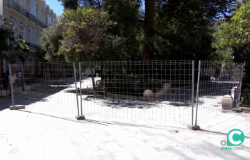 Rejas de separación en el espacio céntrico de la ciudad