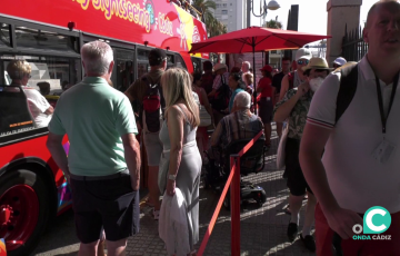 Acceso de pasajeros a un autobús turístico en la capital gaditana este verano