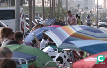 Todo tiipo de artilugios hacen más soportable la espera a los incondicionales del afamado rapero