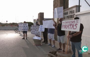 Un momento de la concentración a la entrada de la instalación militar