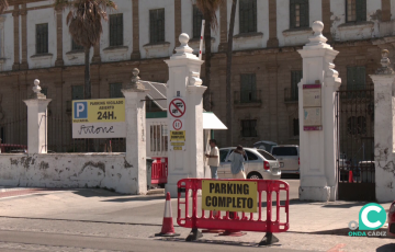 Entrada al singular edficio patrimonial de la capital gaditana