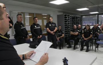 Agentes dentro de las dependencias de la Policía Local de Cádiz en una imagen de archivo