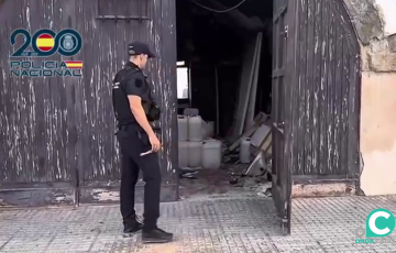 Un agente observa las garrafas destinados al narcotráfico en la Punta de San Felipe halladas días atrás