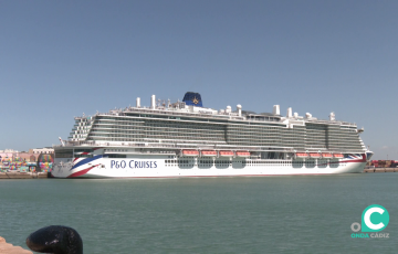 Imagen de uno de los buques este jueves en el muelle de la capital gaditana