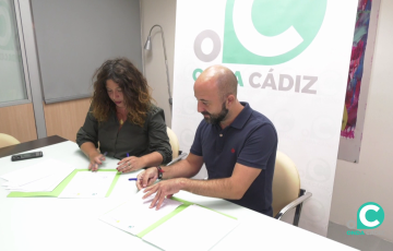 Momento de la firma entre ambas partes que rubrica el acuerdo