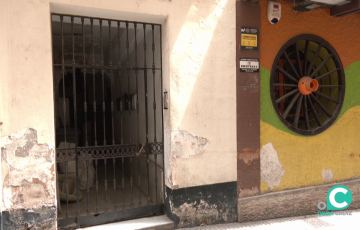 Entrada del inmueble en el centro de la capital gaditana