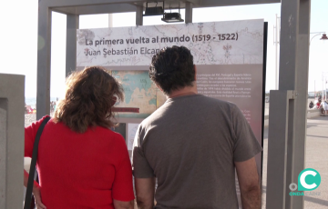 Dos personas ante uno de los paneles el pasado jueves