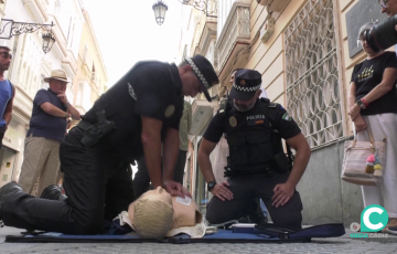 Dos policías locales en un ejercicio de reanimación cardiaca en la capital gaditana