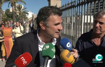 El alcalde de Cádiz, Bruno García, atendiendo a los medios de comunicación. 