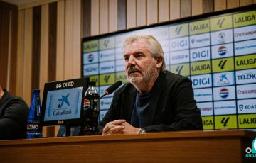 Manuel Vizcaíno durante la comparecencia de prensa (Foto: Cádiz CF)
