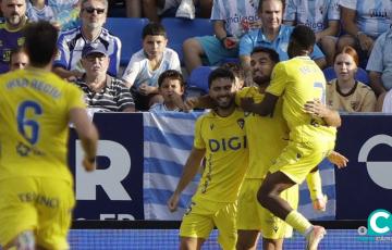Los jugadores cadistas celebran el tanto en La Rosaleda (Foto: La Liga)