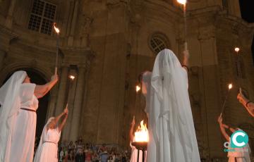 Un colegio de seis sacerdotisas (las vestales) era responsable de cuidar el fuego sagrado que ardía en el Templo de Vesta, ubicado en el Foro Romano. 