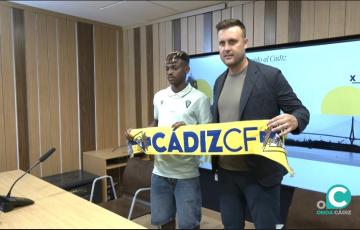 Efe Aghama posa junto al Director Deportivo del Cádiz CF, Juan Cala