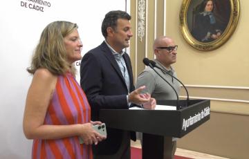El alcalde de Cádiz, flanqueado por  Maite González y José Carlos Teruel,  durante la rueda de prensa posterior a la Junta de Gobierno local