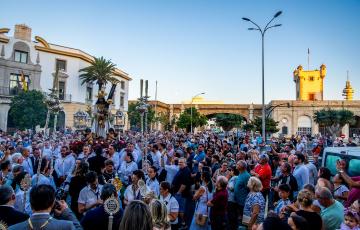 La cofradía ha celebrado unas misiones para acercar la imagen devocional a todos los barrios de Cádiz