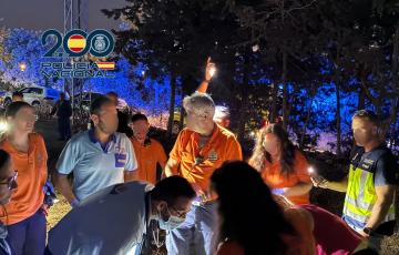 Primeros auxilios a la persona tras su hallazgo en la localidad gaditana