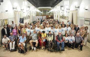 Representantes y usuarios de Adacca celebran el 25 aniversario de la asociación en el Parlamento andaluz.