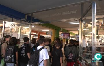 Entrada de los estudiantes de primero de ESO al IES Fernando Aguilar Quignon. 