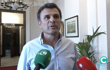 Bruno García, atendiendo a los medios de comunicación