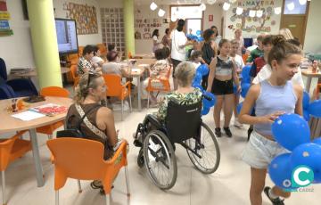 Visita del alumnado del colegio Tierno Galván al centro Alzhe Cádiz. 