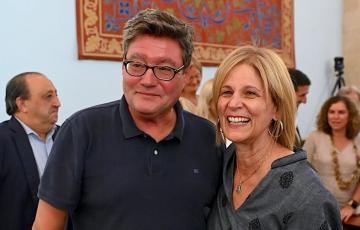 Aparicio en el pleno en el que deja su cargo como concejal junto a la alcaldesa, María José García-Pelayo