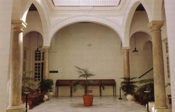 Patio de la institución donde se impartirán las conferencias