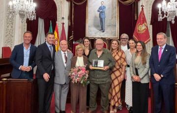 El homenajeado rodeado de autoridades y familiares durante el acto