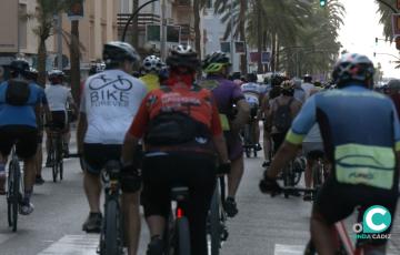 Ciclistas pedalean este domingo camino al Puente Carranza.  