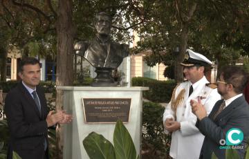 El alcalde de Cádiz, Bruno García, y el embajador de Chile, Javier Velasco Villegas, inauguran el busto del Capitán de Fragata chileno Arturo Prat Chacón.