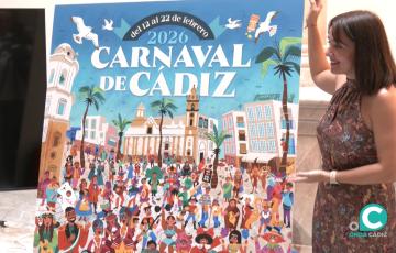 La diseñadora gráfica e ilustradora gaditana, Raquel Jove, junto al cartel. 