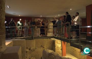 El alcalde de Cádiz, Bruno García, junto a concejales del equipo de gobierno, visitan uno de los espacios de la Casa del Obispo, reabierto este sábado. 