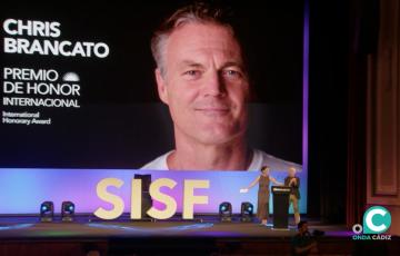 Momento de la entrega de premio a Chris Brancato. 