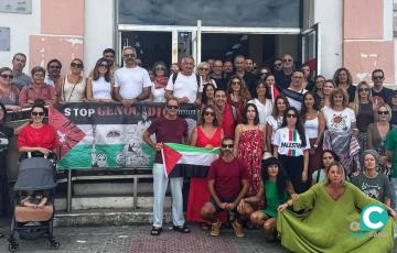 La comunidad educativa del IES Columela portando la bandera de Palestina a las puertas del centro. 
